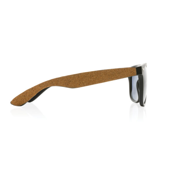 Sonnenbrille aus GRS recyceltem PC-Kunststoff mit Kork – Bild 4
