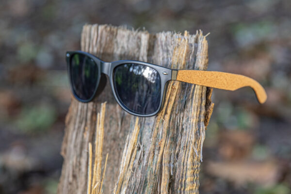 Sonnenbrille aus GRS recyceltem PC-Kunststoff mit Kork – Bild 6